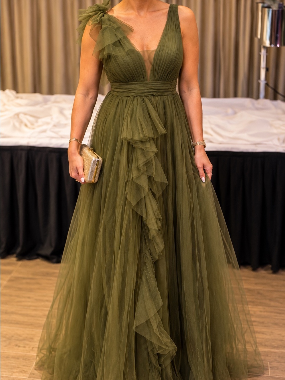 Elegant Olive Green Tulle Evening Gown - Sleeveless V-Neck size 8-10
